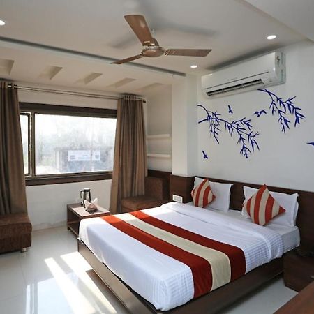 Airport Hotel Daya Capitol Нью-Дели Экстерьер фото
