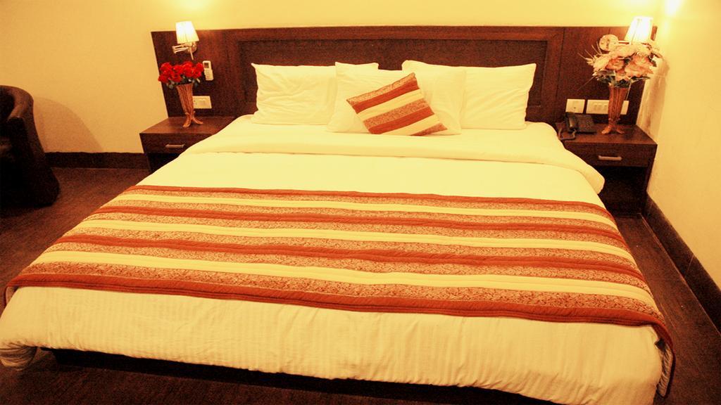 Airport Hotel Daya Capitol Нью-Дели Экстерьер фото