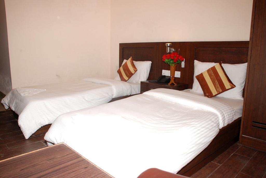 Airport Hotel Daya Capitol Нью-Дели Экстерьер фото
