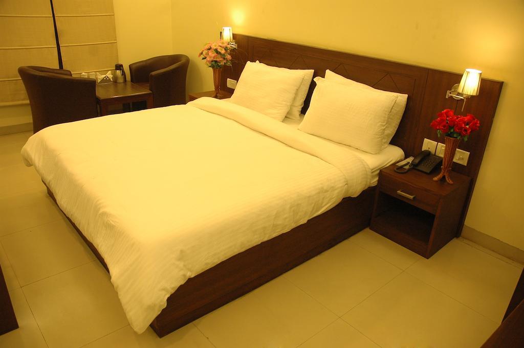 Airport Hotel Daya Capitol Нью-Дели Экстерьер фото