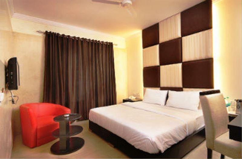 Airport Hotel Daya Capitol Нью-Дели Экстерьер фото