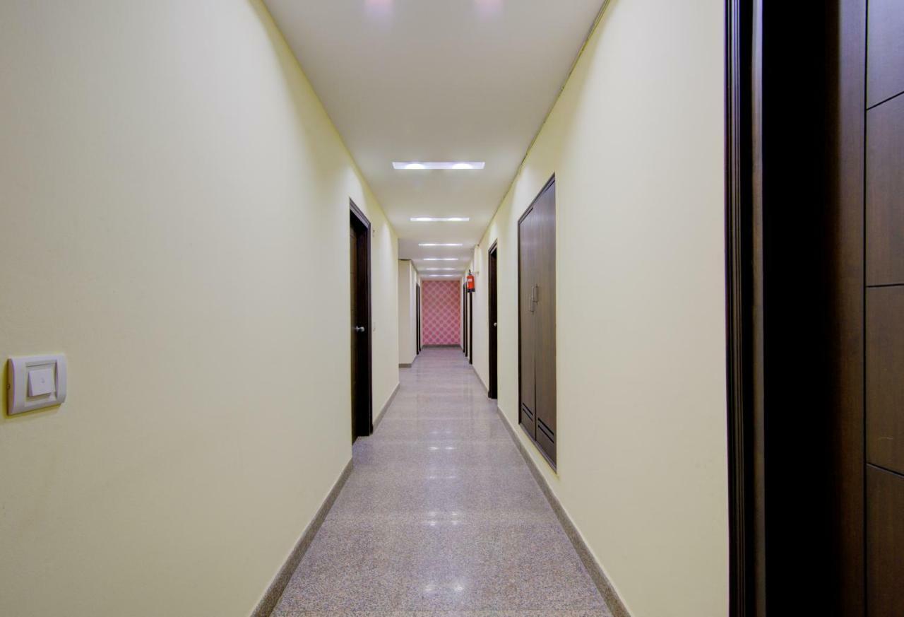 Airport Hotel Daya Capitol Нью-Дели Экстерьер фото