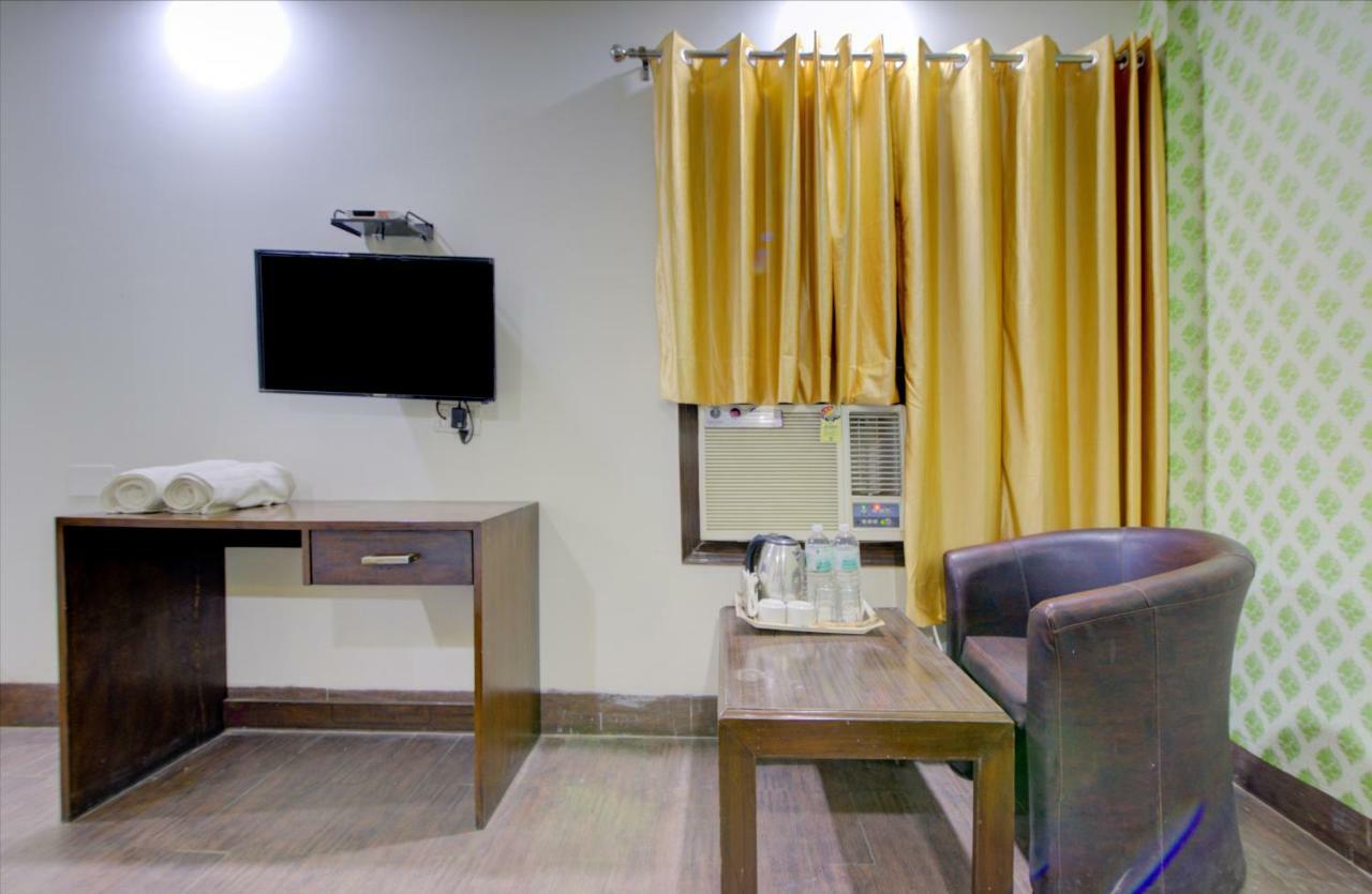 Airport Hotel Daya Capitol Нью-Дели Экстерьер фото
