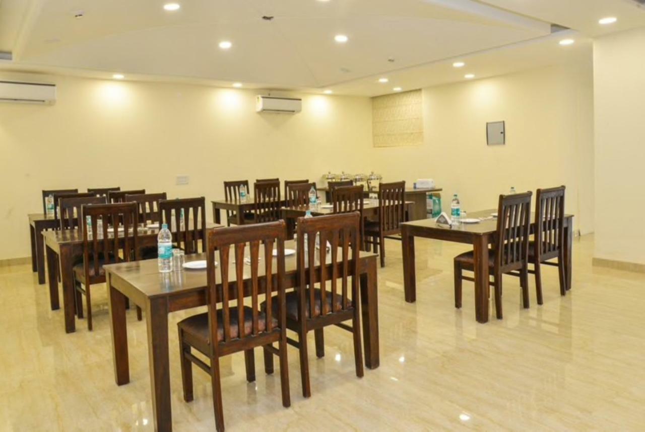 Airport Hotel Daya Capitol Нью-Дели Экстерьер фото